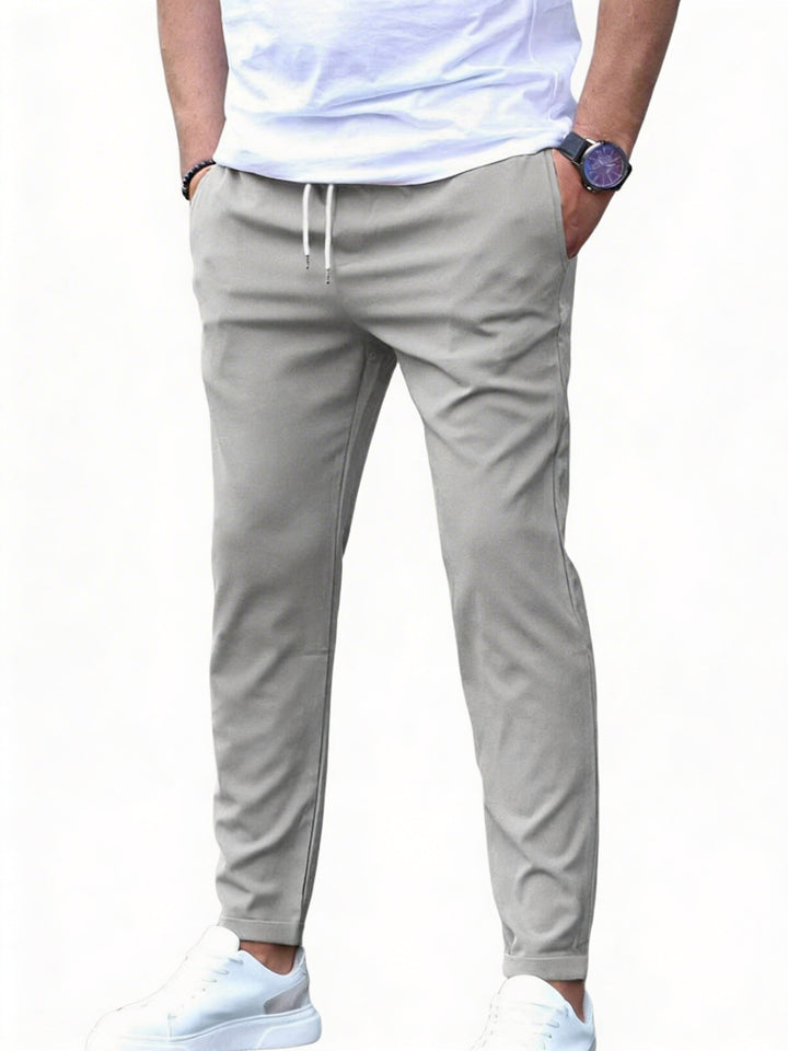 Heren slim fit chino broek met elastische taille en trekkoord voor ultiem comfort, ideaal voor casual of smart-casual look.
