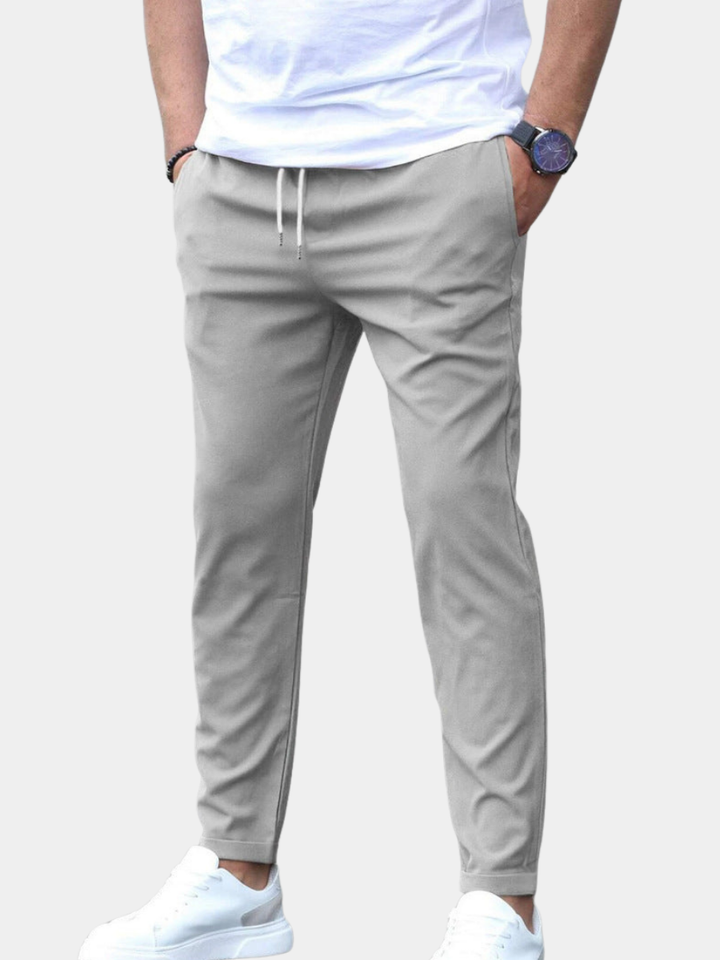 Moderne slim fit herenbroek met trekkoord en comfortabele elastische taille, perfect voor een stijlvolle casual outfit.