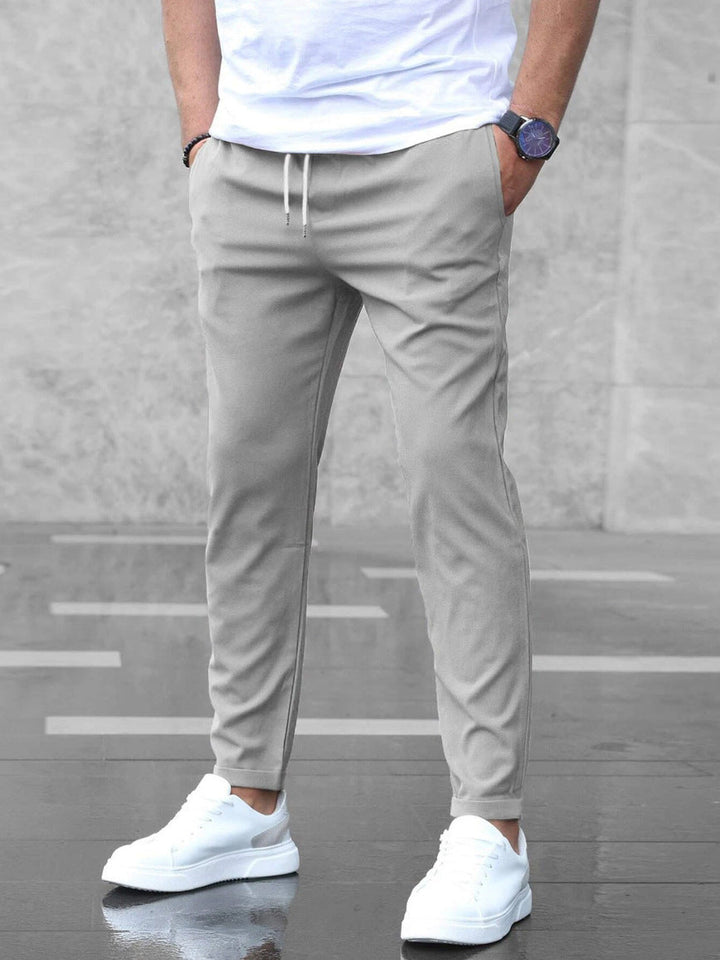 Stijlvolle slim fit heren chino broek met trekkoord en elastische taille, voor een nette maar comfortabele look.