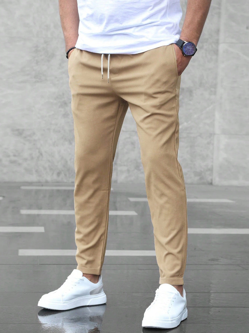 Heren slim fit broek met praktisch trekkoord en flexibele elastische tailleband, voor een moderne en relaxte pasvorm.
