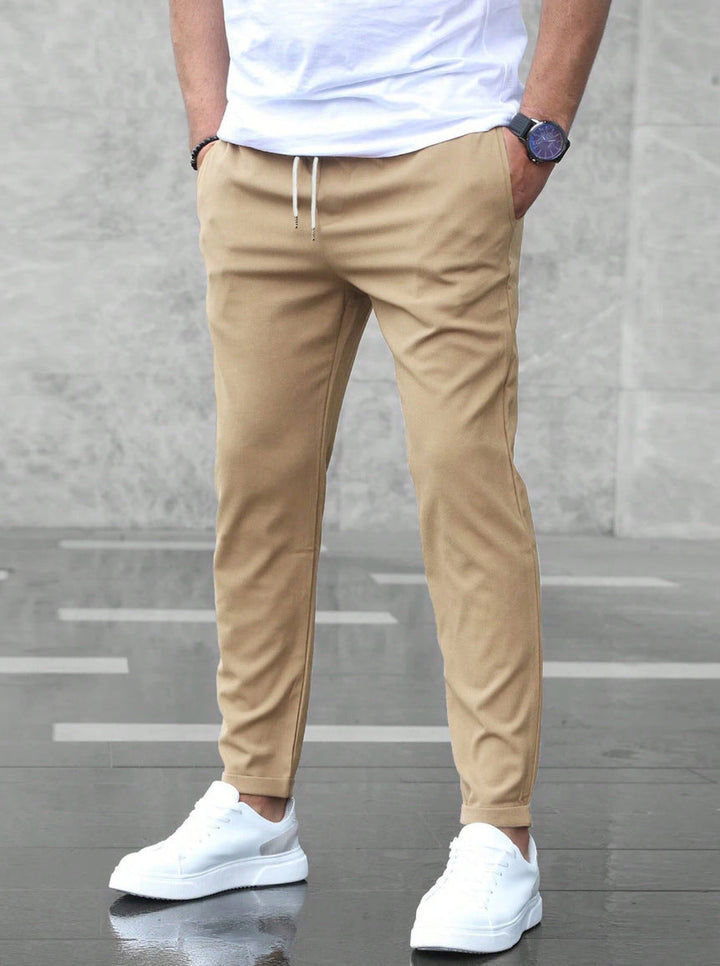 Heren slim fit broek met praktisch trekkoord en flexibele elastische tailleband, voor een moderne en relaxte pasvorm.