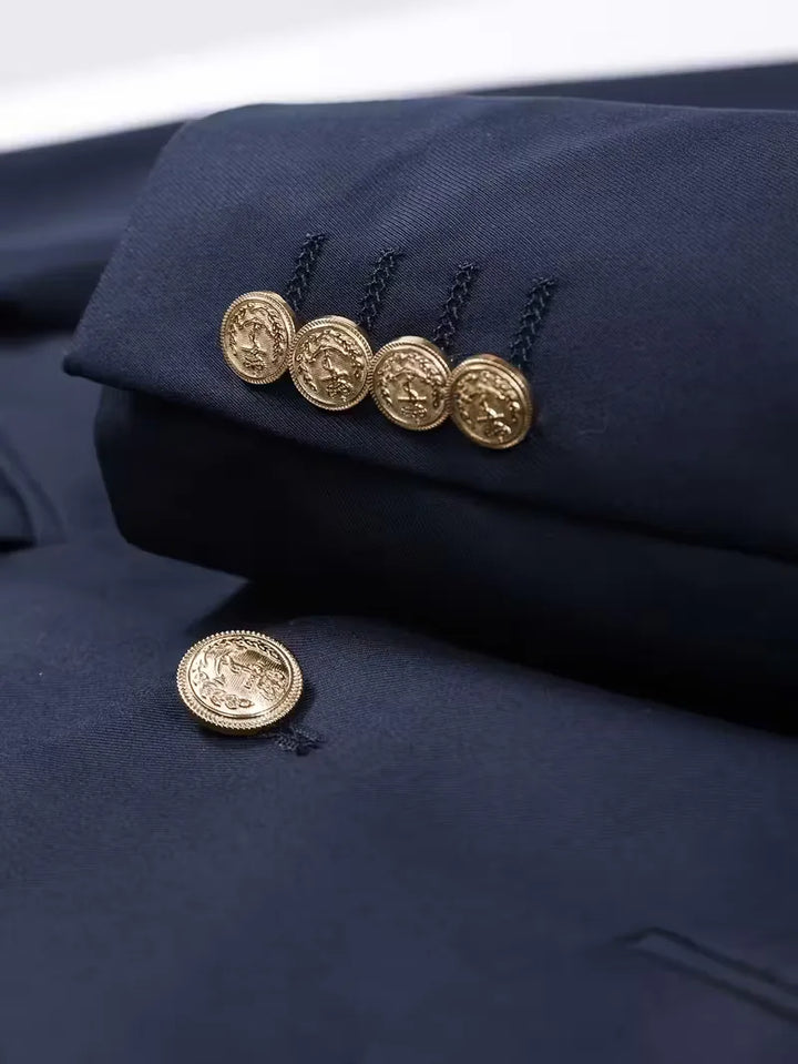 Veelzijdig heren slim fit colbert met gouden knopen; formeel, zakelijk of voor een speciale gelegenheid.