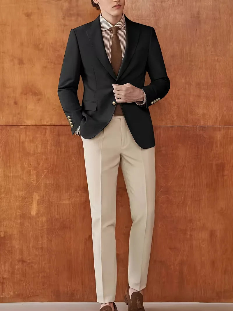 Nieuw marineblauw slim fit heren colbert met gouden knopen, netjes opgehangen, klaar voor elke look.