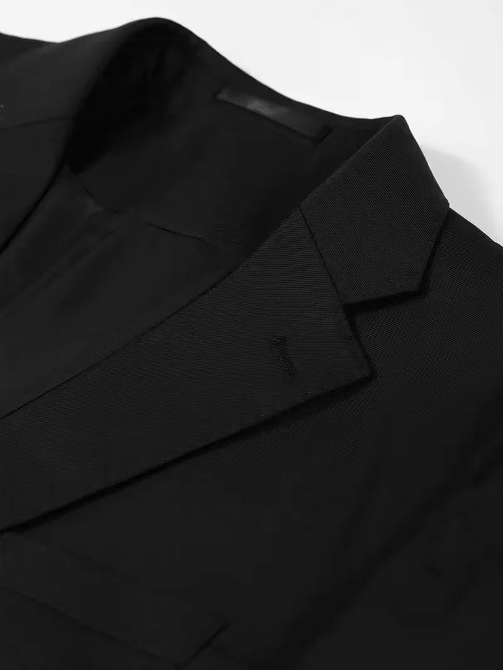 Voorzijde van het heren slim fit colbert, marineblauw, met glimmende gouden knopen en klepzakken.