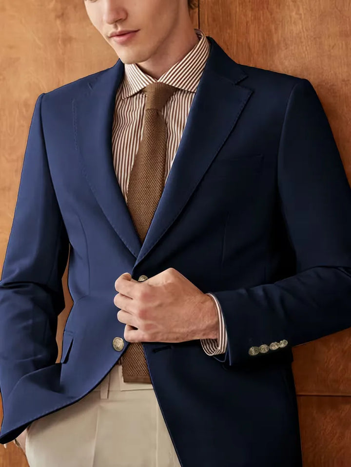 Elegant marineblauw heren colbert, slim fit, met glanzende gouden knopen en getailleerde pasvorm.