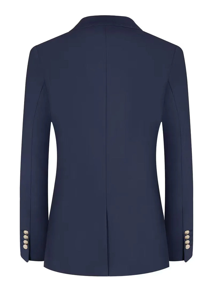 Close-up van de luxe gouden knopen op een marineblauw slim fit heren colbert, detail.
