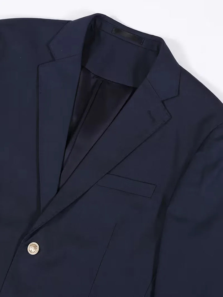 Heren slim fit colbert met gouden knopen, marineblauw, gedragen door een model. Stijlvol en modern.