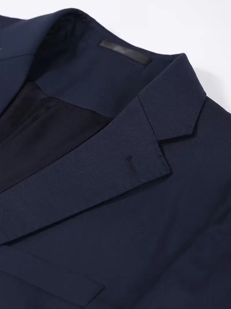 Textuur van de stof van het zwarte slim fit heren colbert met verfijnde gouden knopen.