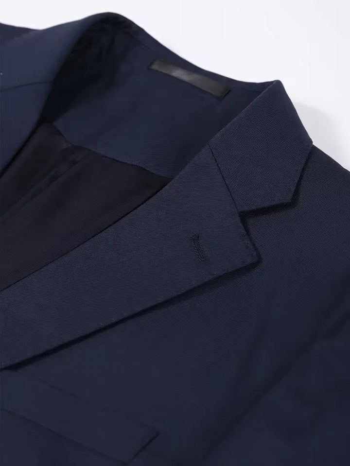 Textuur van de stof van het zwarte slim fit heren colbert met verfijnde gouden knopen.