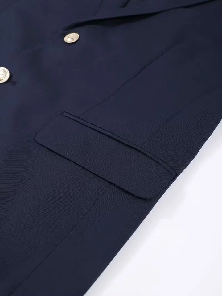 Elegant marineblauw slim fit blazer met gouden knopen en een bijpassende stropdas, voor een bruiloft.