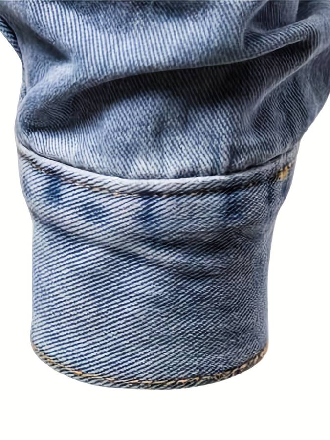 "Heren slim fit denim spijkerjack met borstzakken en knoopsluiting, te zien in donkerblauw. Stijlvol en veelzijdig ontwerp."