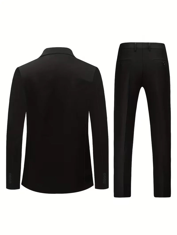 Strakke pasvorm driedelig herenpak; slim fit, benadrukt de lichaamsvorm elegant.