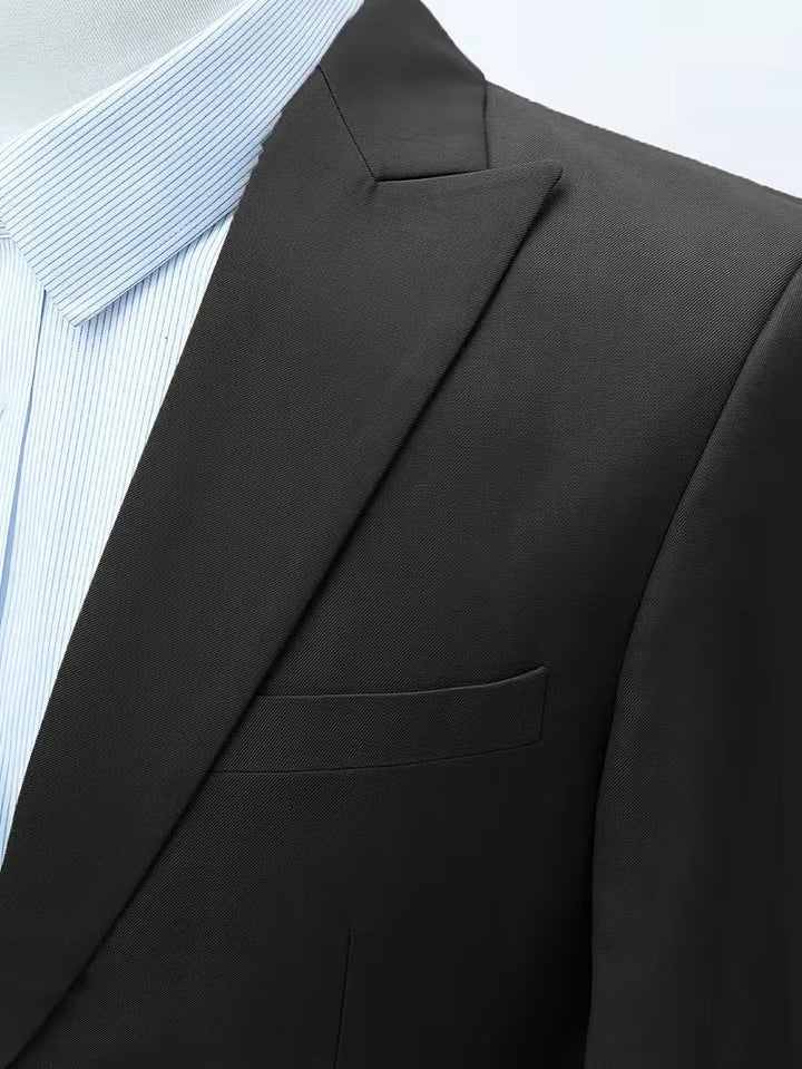 Exclusief slim fit heren kostuum; driedelig, voor heren die waarde hechten aan kwaliteit en stijl.