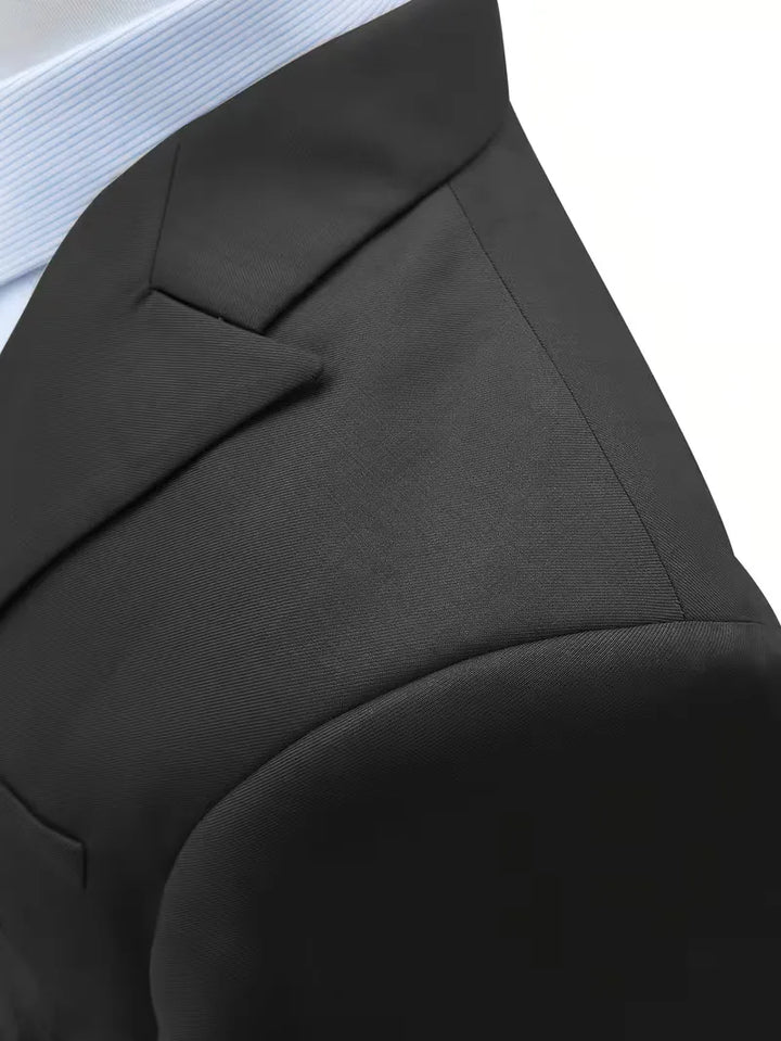 Mannenmode slimfit driedelig pak; essentiële aanvulling op de formele garderobe.