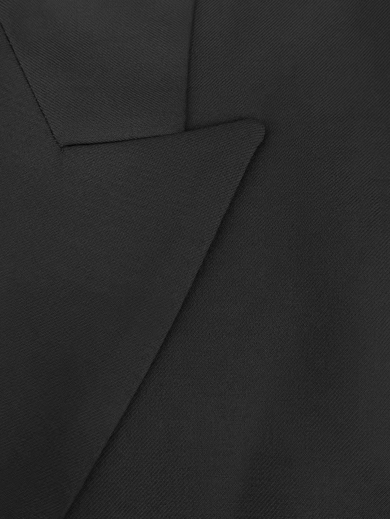 Klassiek driedelig herenpak met slim fit; combineert traditie met een moderne twist.