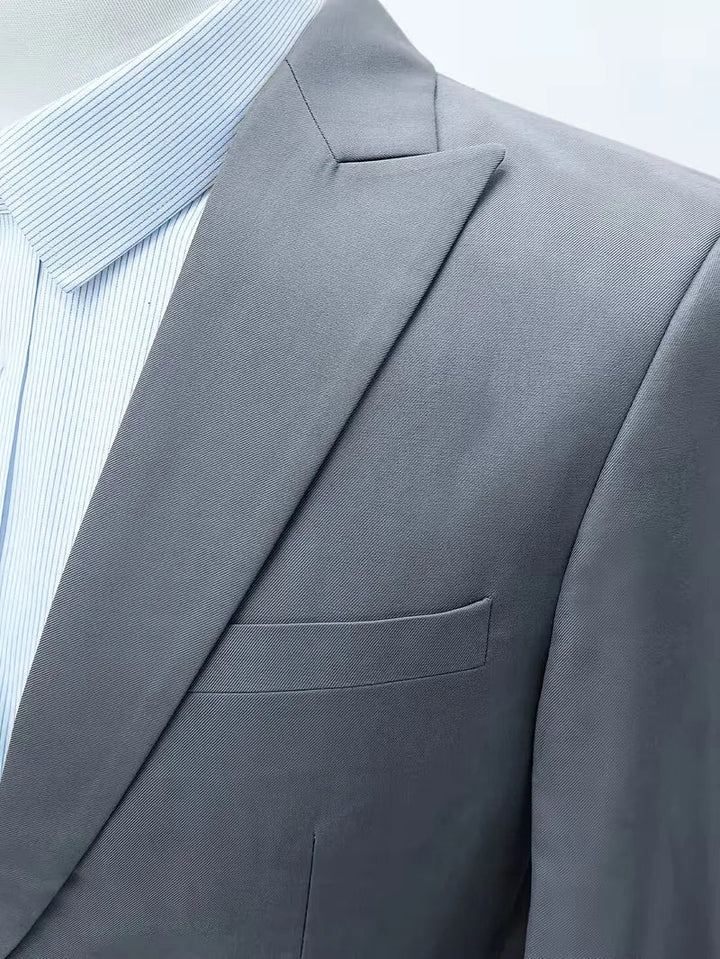 Driedelig slim fit herenpak; compleet met colbert, vest en pantalon voor een scherpe uitstraling.