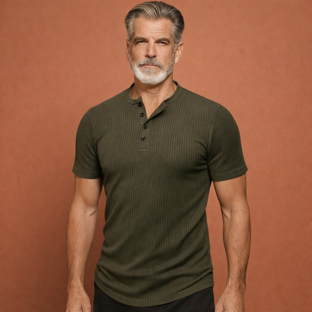 Model toont heren slim fit T-shirt (Henley) met korte mouwen. Ideaal voor een trendy, comfortabele lente- en zomeroutfit.
