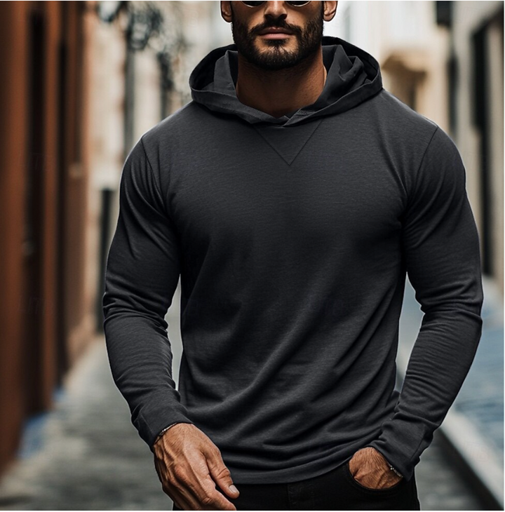 Sportieve slim fit heren hoodie met capuchon, ideaal voor fitness of een actieve casual outfit.