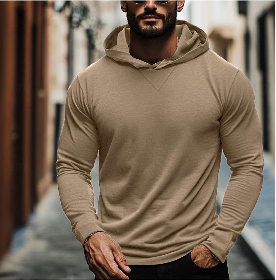 Zachte slim fit heren hoodie met capuchon en lange mouwen, perfect voor de koudere herfst- en winterdagen.