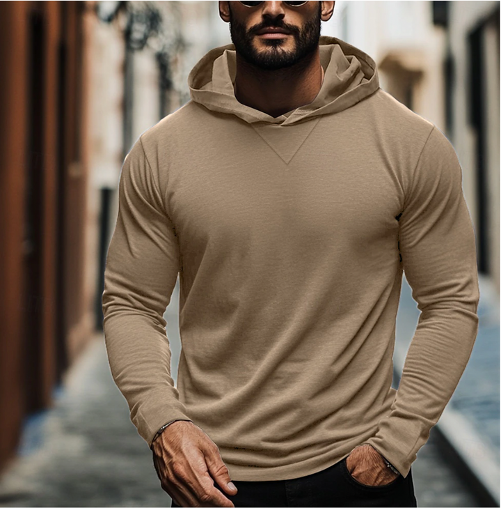 Zachte slim fit heren hoodie met capuchon en lange mouwen, perfect voor de koudere herfst- en winterdagen.