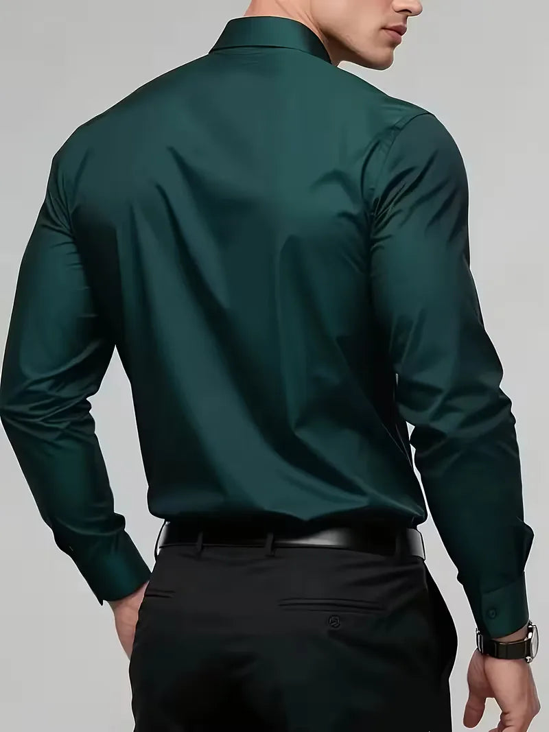 Close-up van de strakke mandarijnkraag op een modern slim fit herenoverhemd.