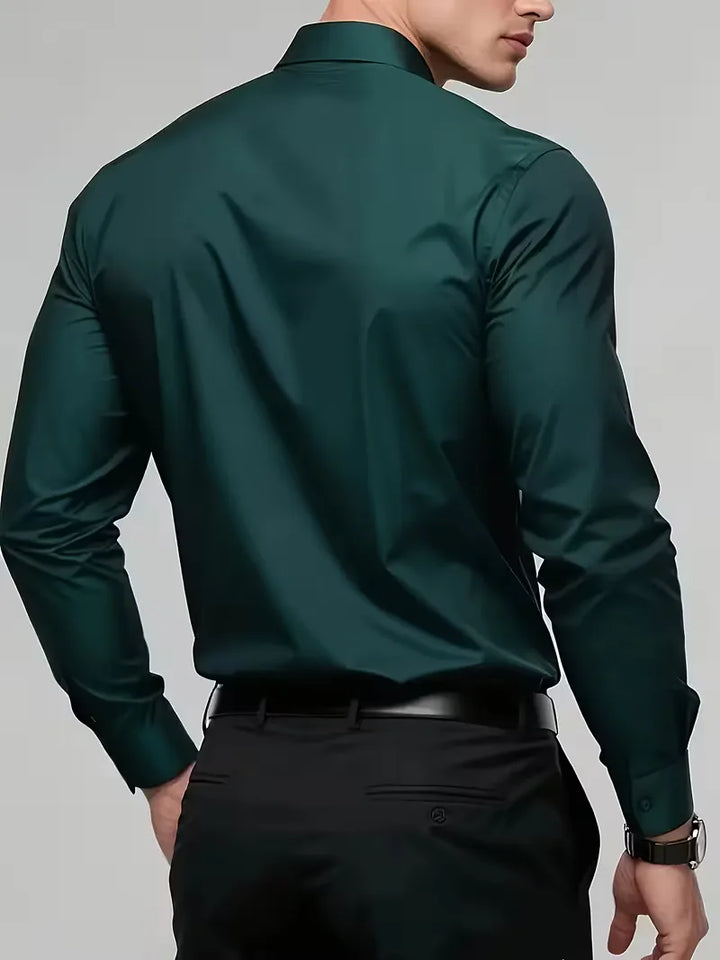 Close-up van de strakke mandarijnkraag op een modern slim fit herenoverhemd.