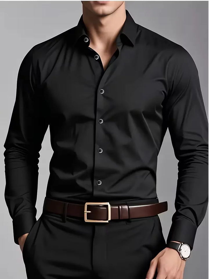 Gevouwen slim fit herenoverhemd met mandarijnkraag, benadrukt de hoogwaardige stof en details.