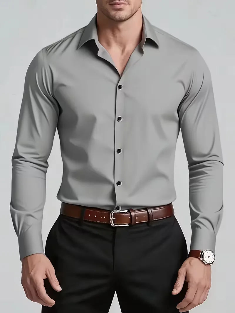 Detail van de elegante mandarijnkraag op een slim fit herenoverhemd met lange mouwen.