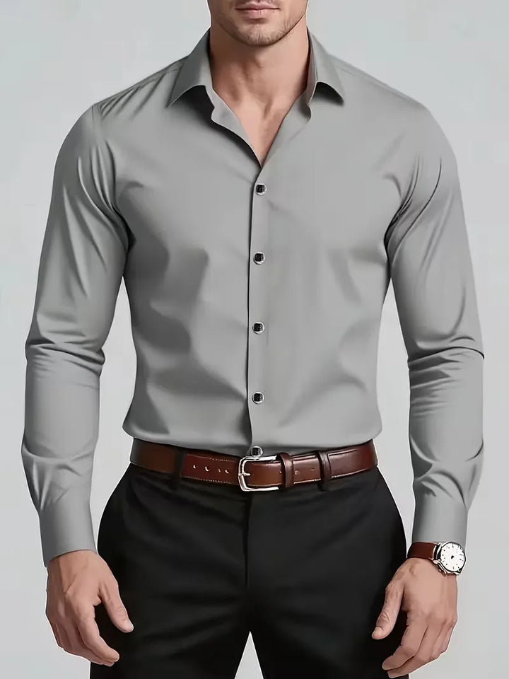 Detail van de elegante mandarijnkraag op een slim fit herenoverhemd met lange mouwen.