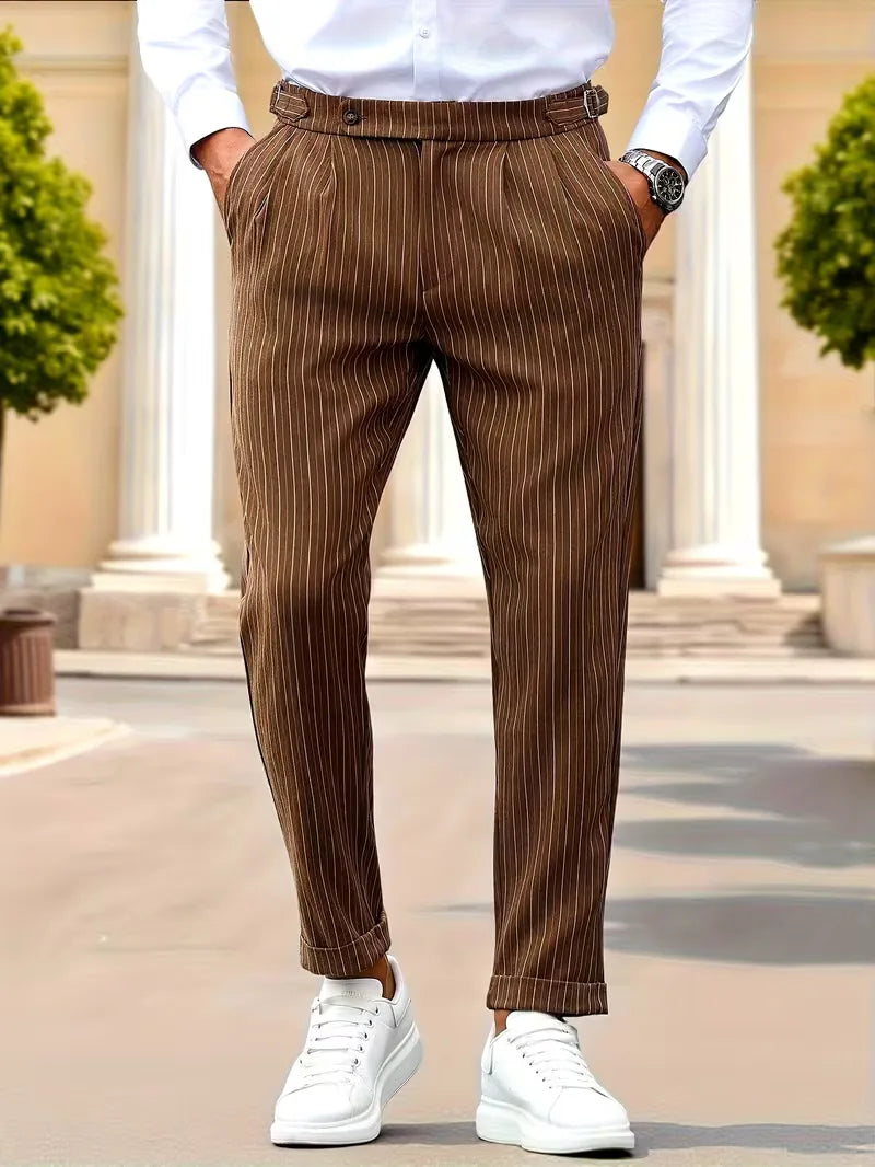 Heren slim fit pantalon met elegante verticale strepen, ideaal voor een moderne, zakelijke of casual look.