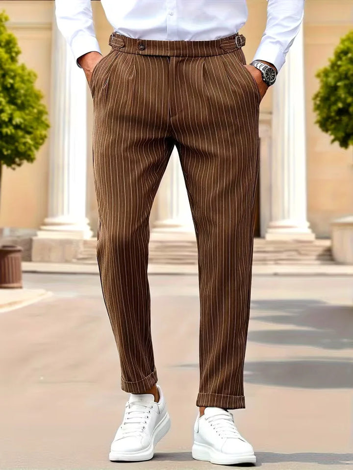Heren slim fit pantalon met elegante verticale strepen, ideaal voor een moderne, zakelijke of casual look.