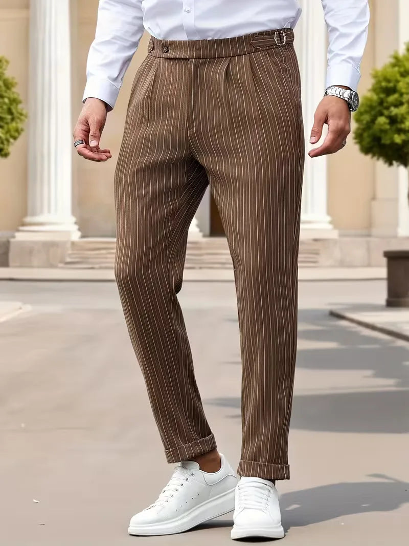 Comfortabele heren slim fit pantalon met verticale strepen, perfecte pasvorm voor zowel casual als zakelijk gebruik.