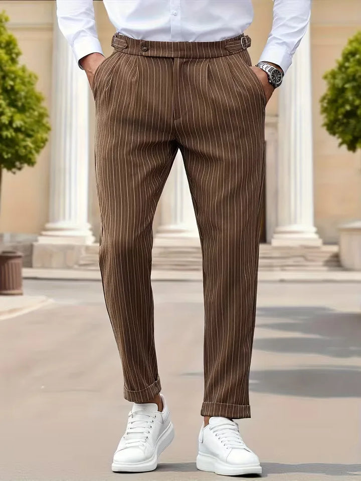 Stijlvolle heren pantalon met subtiele verticale strepen, slim fit design, veelzijdig voor mode en kleding.