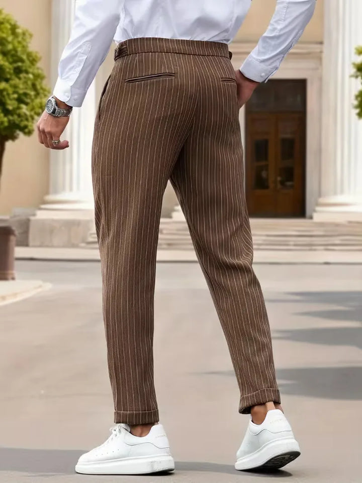 Trendy heren slim fit pantalon met verticale strepen, een moderne keuze voor een zakelijke of casual outfit.