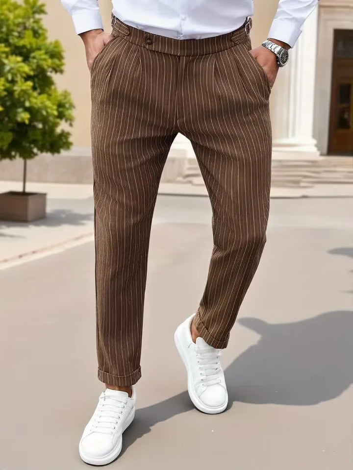 Elegante slim fit heren pantalon met verticale strepen, benadrukt een strak silhouet en modern comfort.