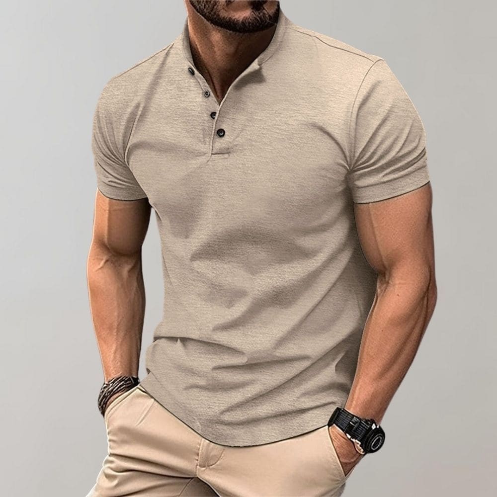 Casual herenpoloshirt met korte mouwen, voorzien van een trendy staande kraag en praktische knoopsluiting.