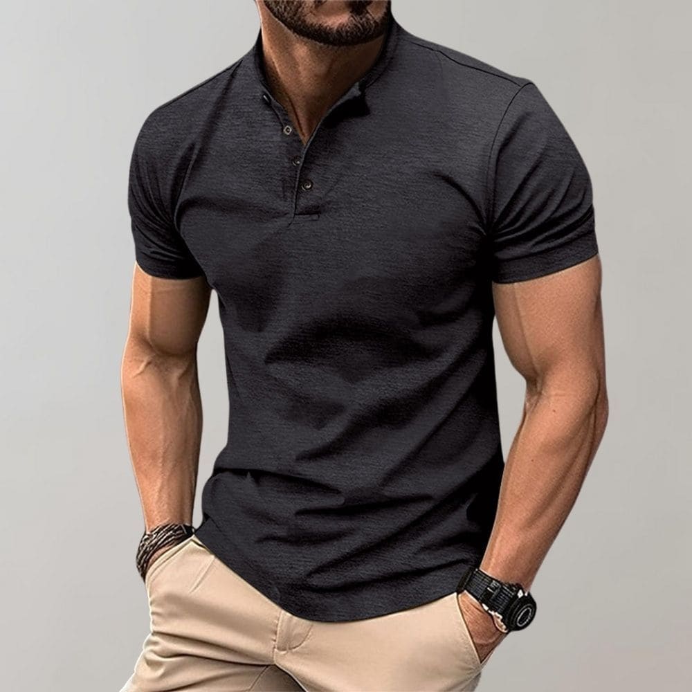 Veelzijdige herenpolo met staande kraag en knopen, perfect voor een comfortabele en stijlvolle zomeroutfit.