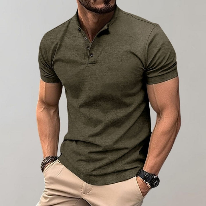 Modieuze herenpolo korte mouw met elegante staande kraag en subtiele knoopsluiting, voor elke gelegenheid.