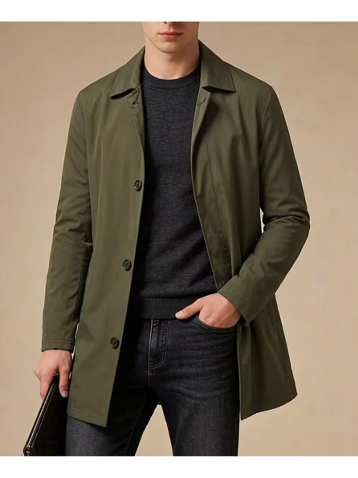 Heren slim fit trenchcoat, klassiek en elegant, met verfijnde zakdetails. Perfect voor lente/herfst.