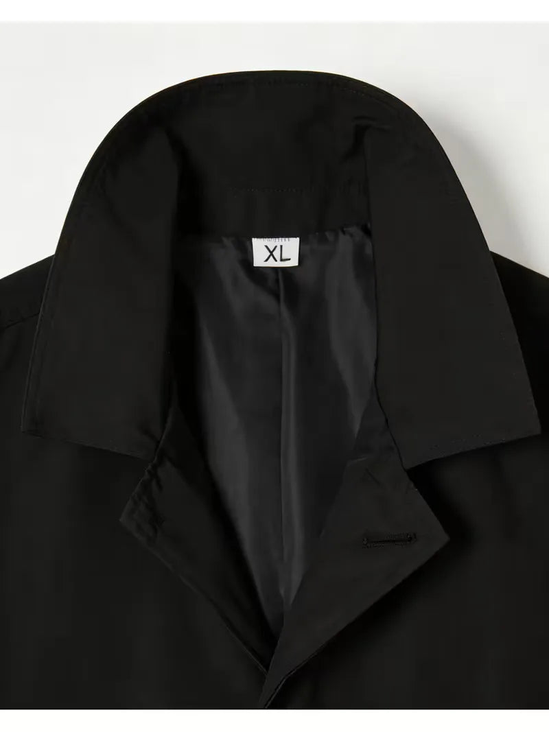 Tijdloze heren slim fit trenchcoat met opvallende zakdetails; een must-have lentejas.