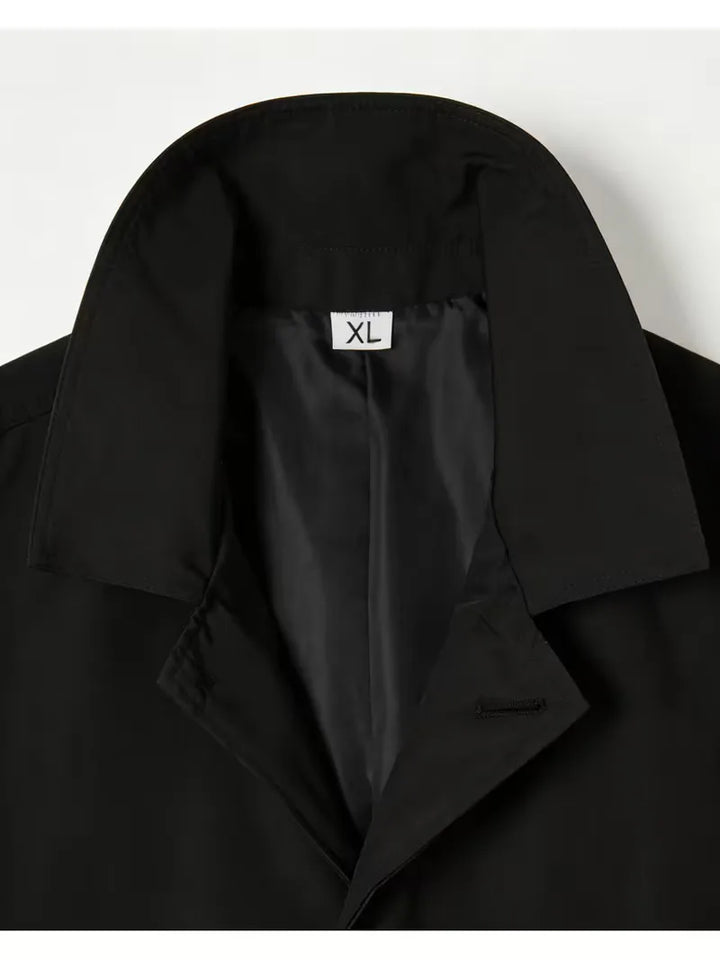 Tijdloze heren slim fit trenchcoat met opvallende zakdetails; een must-have lentejas.