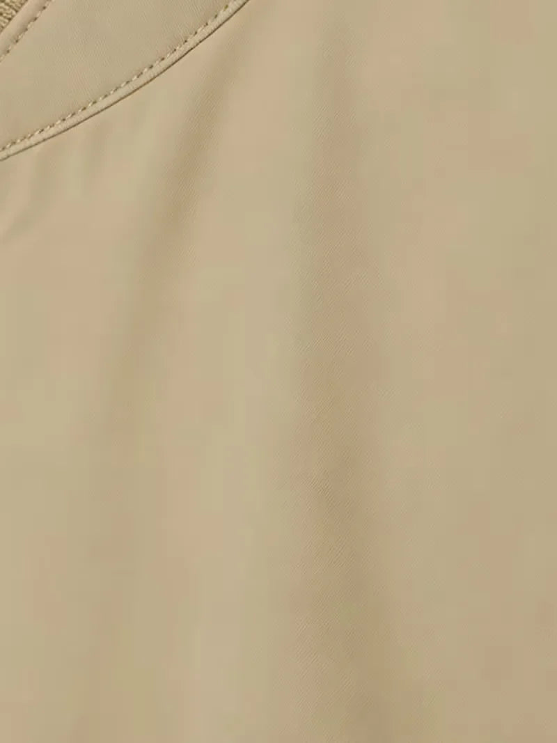Klassieke heren trenchcoat met slim fit pasvorm en verfijnde zakken, ideaal voor herfst.