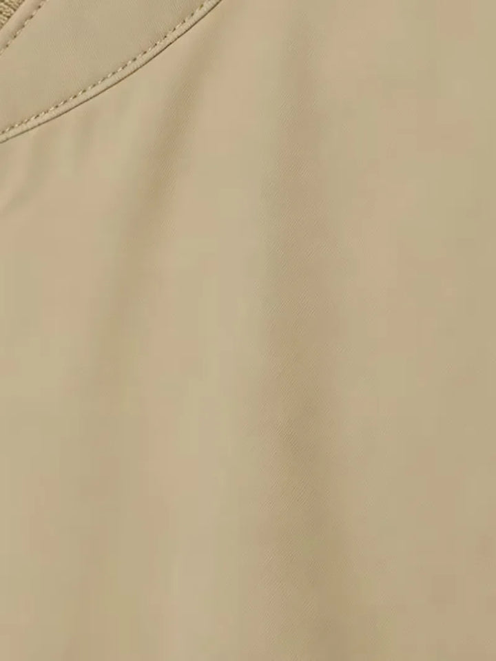 Klassieke heren trenchcoat met slim fit pasvorm en verfijnde zakken, ideaal voor herfst.