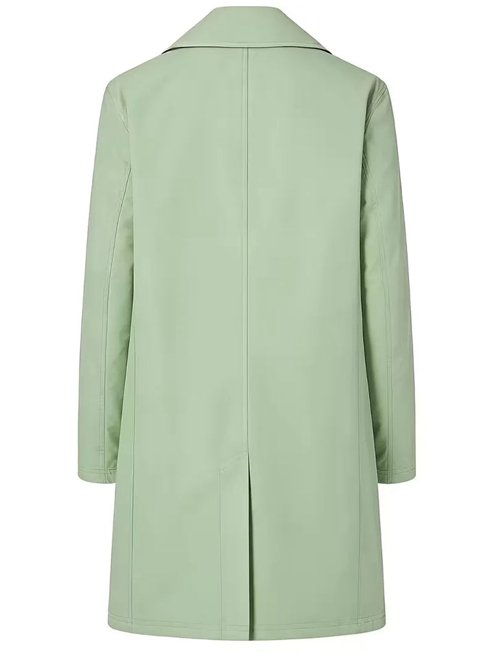 Een klassieke heren slim fit trenchcoat met een moderne twist; verfijnde zakdetails.