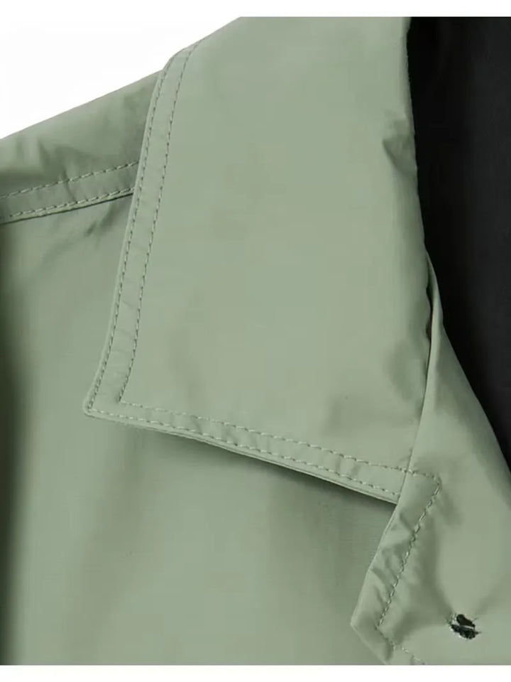 Perfecte herfstjas: slim fit heren trenchcoat met elegante snit en verfijnde zakdetails.