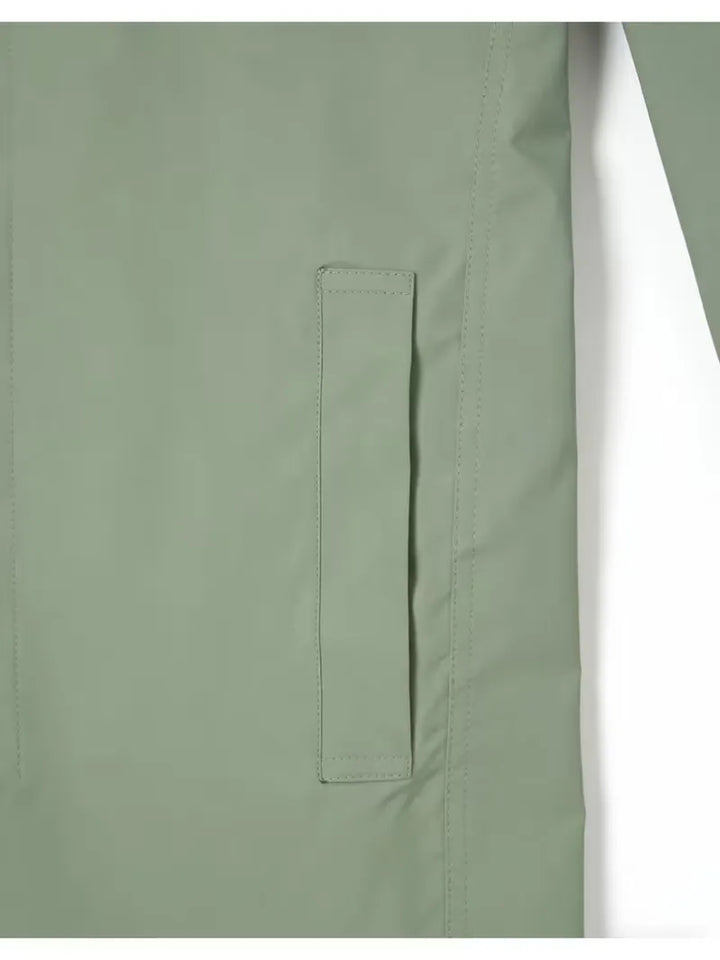 Smart casual heren trenchcoat, slim fit, met opvallende verfijnde zakdetails aan de voorzijde.