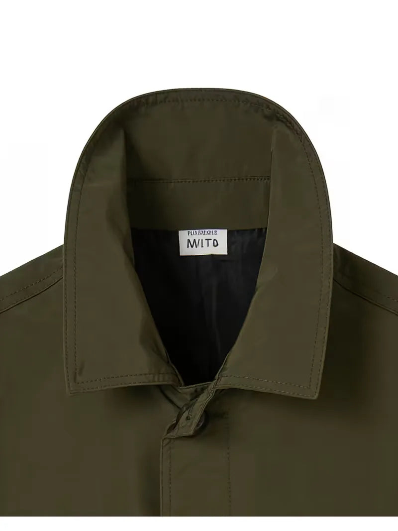 Stijlvolle herenjas: slim fit trenchcoat met unieke zakdetails, ideaal voor lente en herfst.