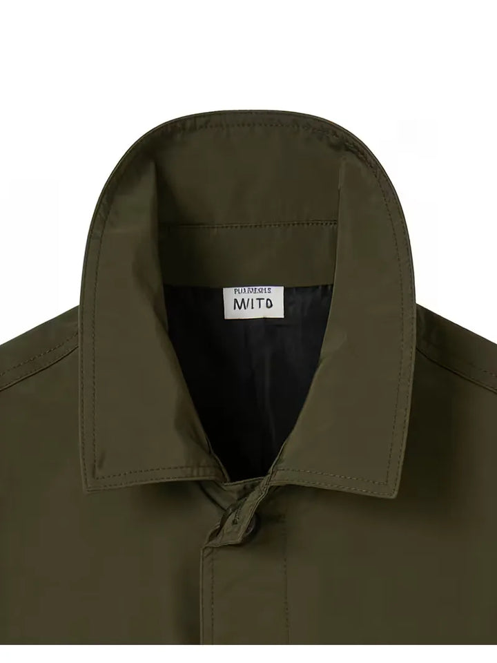 Stijlvolle herenjas: slim fit trenchcoat met unieke zakdetails, ideaal voor lente en herfst.