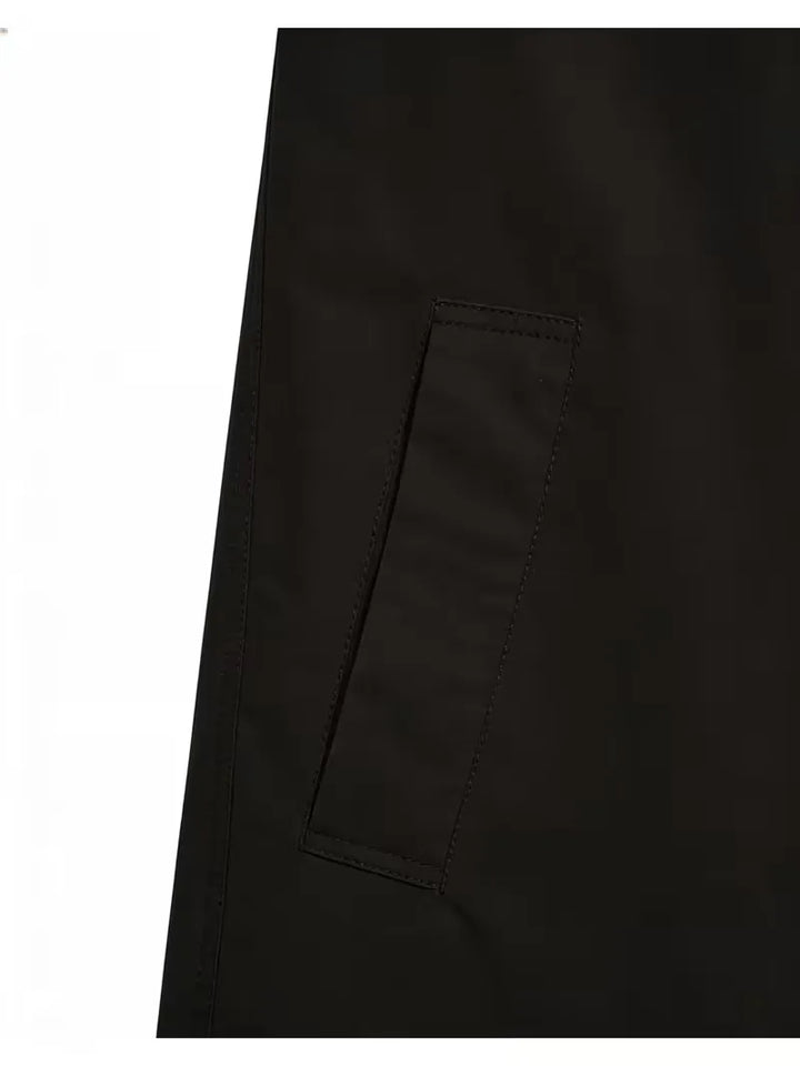 Heren trenchcoat in slim fit model, met elegante zakken, perfect voor een chique en klassieke look.