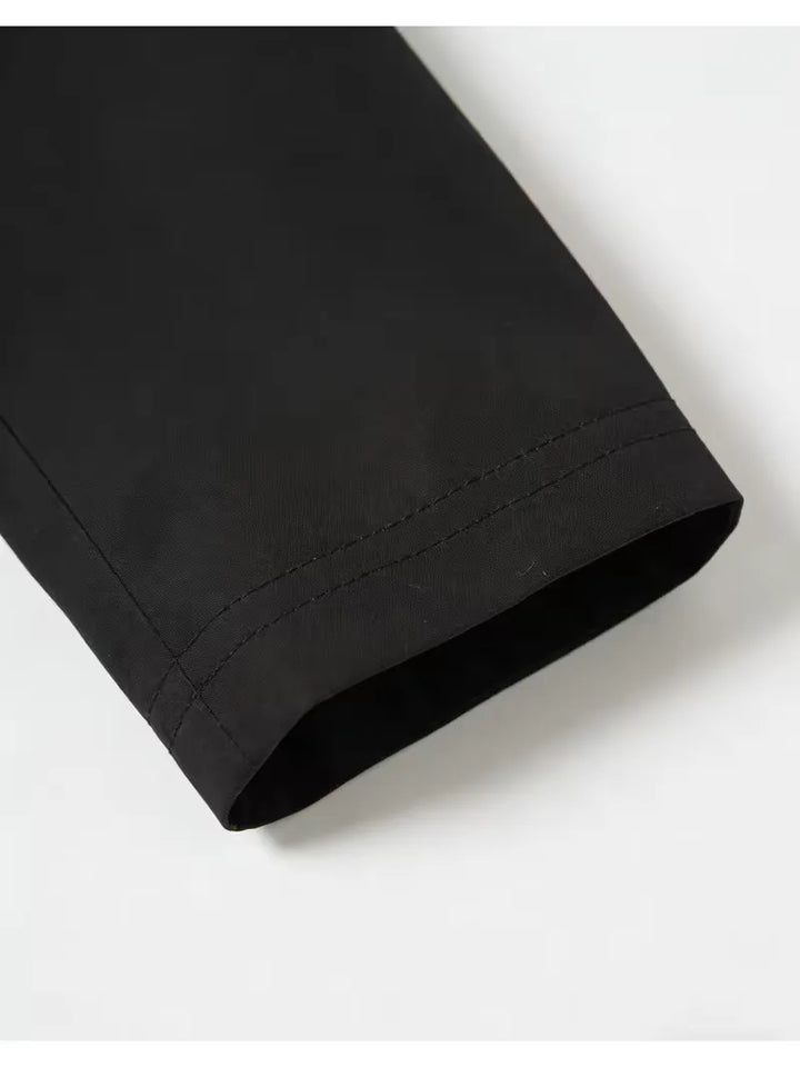 Slim fit herenjas: klassieke trenchcoat met verfijnde details, geschikt voor smart casual stijl.